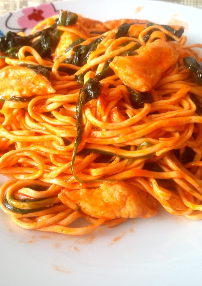 Una foto de Noodles con pollo y espinacas