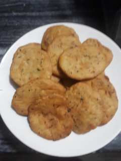 मेथी मठरी (methi mathri recipe in Hindi) रेसिपी मुख्य फोटो