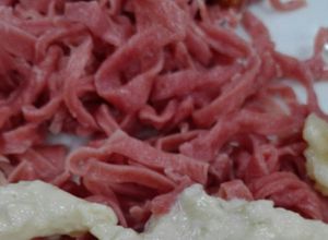 Una foto de Pasta al huevo rosa