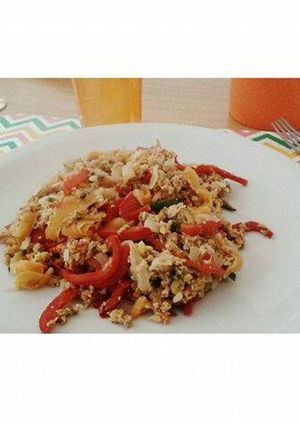 Una foto de Verduras salteadas con atun