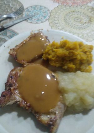 Una foto de Costillas de cerdo con salsa de soja y puré de manzana
