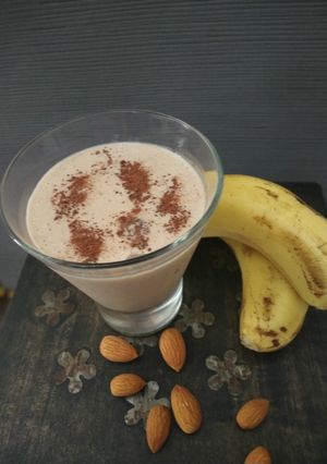 કેળા ની સ્મુધી (Banana smoothie recipe in gujarati) રેસીપી મુખ્ય ફોટો
