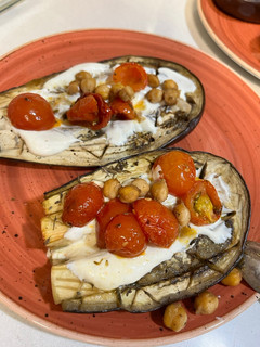 Una foto de Berenjenas rellenas con tzaziki