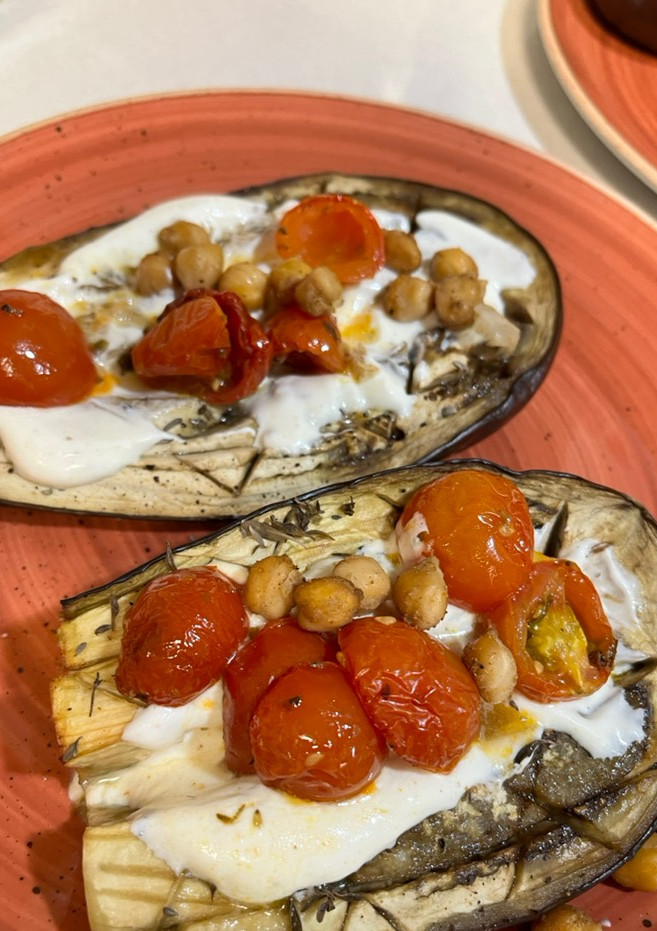 Una foto de Berenjenas rellenas con tzaziki