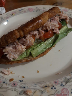 Una foto de Sándwich vegetal en croissant