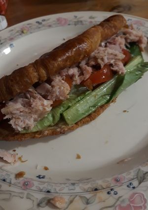 Una foto de Sándwich vegetal en croissant