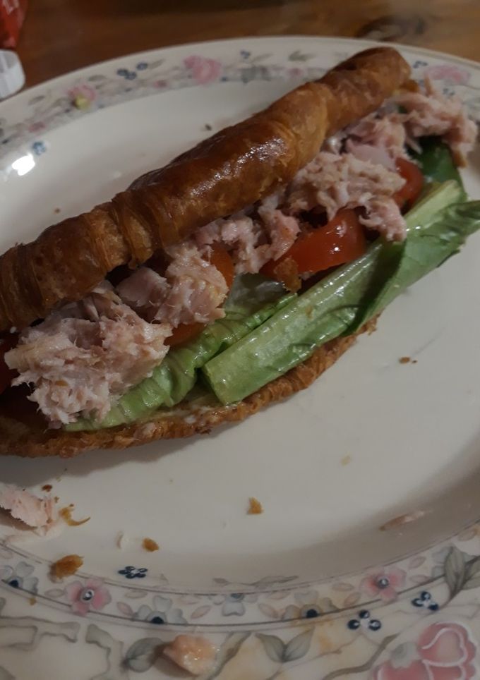 Una foto de Sándwich vegetal en croissant