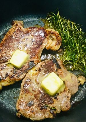 Hình của món BeefSteak lá hương thảo và truffle.