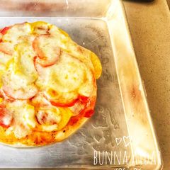 A picture of Sausage Mozzarella pizza.