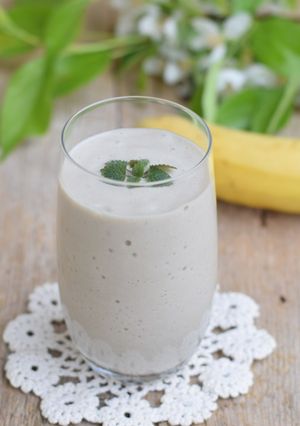 Zdjęcie przepisu Bananowy koktajl z awokado na mleku sojowym.