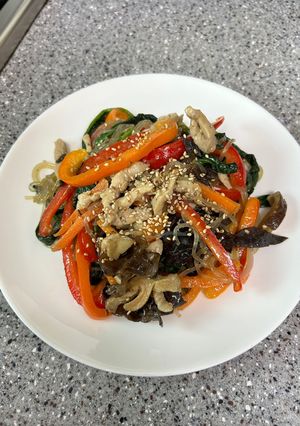 Hình của món Miến trộn Hàn Quốc.