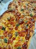 Pizza de pepperoni y gorgonzola con alcaparras