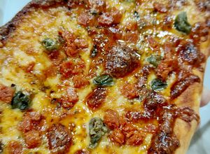 Foto principal de Pizza de pepperoni y gorgonzola con alcaparras