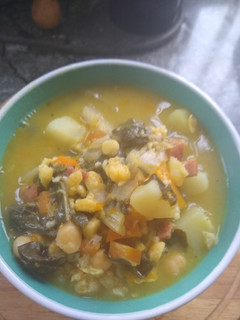 Una foto de Garbanzos con tocineta y verduras a la Joha