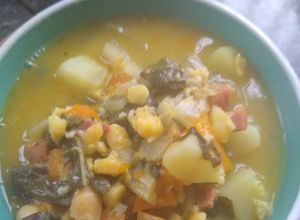 Una foto de Garbanzos con tocineta y verduras a la Joha