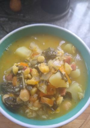 Una foto de Garbanzos con tocineta y verduras a la Joha