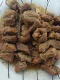 Brochetas de cerdo en su jugo