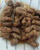 Brochetas de cerdo en su jugo