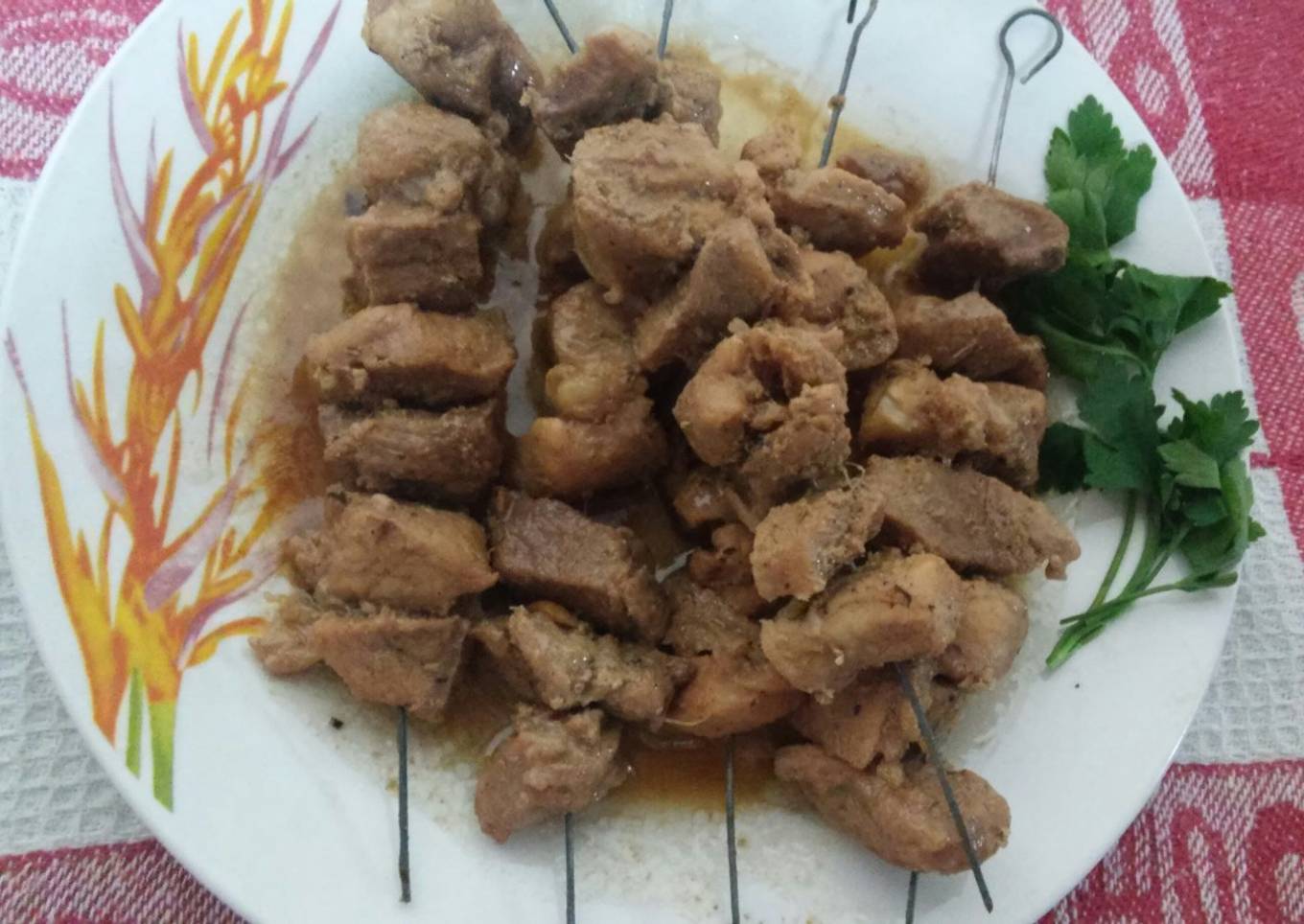 Brochetas de cerdo en su jugo