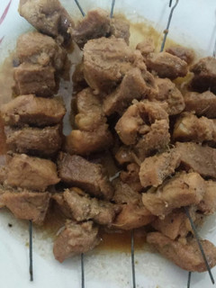 Una foto de Brochetas de cerdo en su jugo