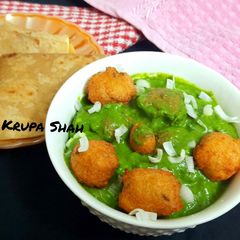 A picture of Urad dal kofta in garlicky spinach gravy.