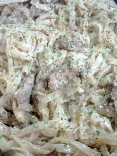 Una foto de Tallarines de Arroz con Champiñones y Secreto Ibérico en Salsa de Hongos