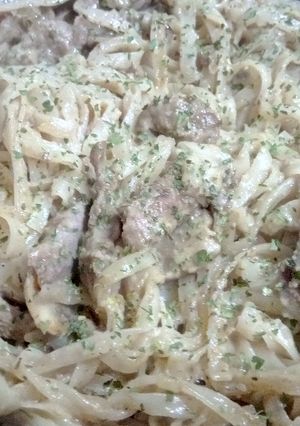 Foto principal de Tallarines de Arroz con Champiñones y Secreto Ibérico en Salsa de Hongos