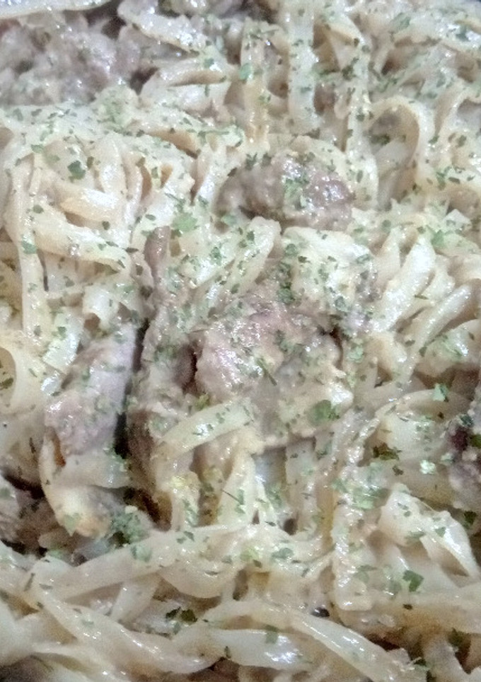 Una foto de Tallarines de Arroz con Champiñones y Secreto Ibérico en Salsa de Hongos