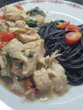 Pechuga de pollo a la toscana sin crema de leche con spaghetti al nero di seppia