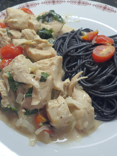 Una foto de Pechuga de pollo a la toscana sin crema de leche con spaghetti al nero di seppia