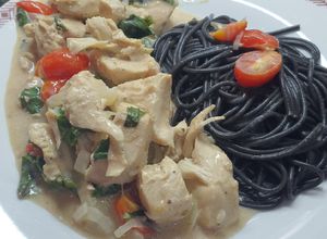 Una foto de Pechuga de pollo a la toscana sin crema de leche con spaghetti al nero di seppia