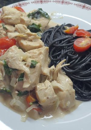 Una foto de Pechuga de pollo a la toscana sin crema de leche con spaghetti al nero di seppia