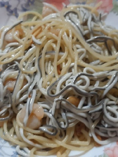 Una foto de Espaguetis con gulas y gambas
