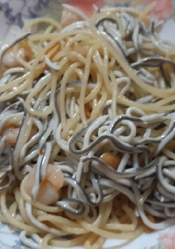 Una foto de Espaguetis con gulas y gambas