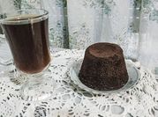 Una foto de bizcocho con aceite de coco