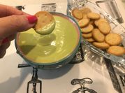 Una foto de pastas con mayonesa