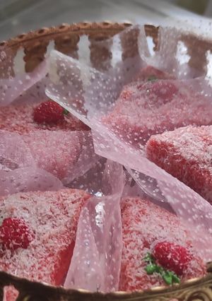 صورة لوصفة حلوة جافة بجوز الهند 🥥وفلان ذوق الفراولة🍓