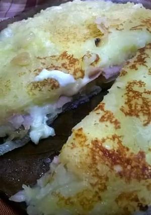 Una foto de Tortilla de papa sin huevo rellena....súper rica!😊