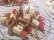 Una foto de brochetas de verano