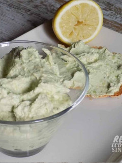 Una foto de Paté de aguacate y queso
