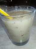 Frullato con succo di frutta alla pera, mela, limone e cannella