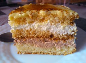 Una foto de Tarta nata trufa y yema tostada