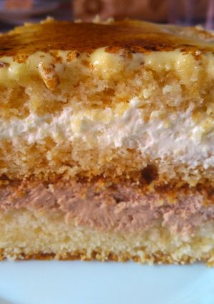 Una foto de Tarta nata trufa y yema tostada