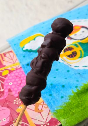 Una foto de Chupetín helado de arándanos 🫐Piruleta saludable de blueberries y chocolate 85 % cacao 🍭low carb
