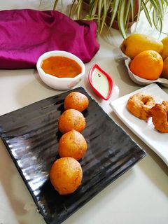 उड़द दाल बोंडा (Urad dal Bonda recipe in Hindi) रेसिपी मुख्य फोटो