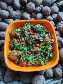 बेबी पोटैटो विद मटर टमाटर (baby potato with matar tamatar recipe in Hindi) रेसिपी मुख्य फोटो
