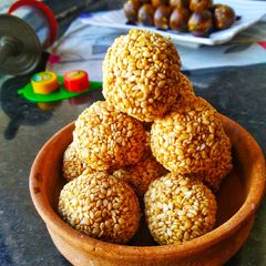 A picture of White sesame seeds with jaggery ladoo.