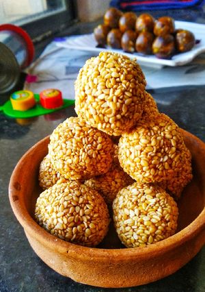 A picture of White sesame seeds with jaggery ladoo.