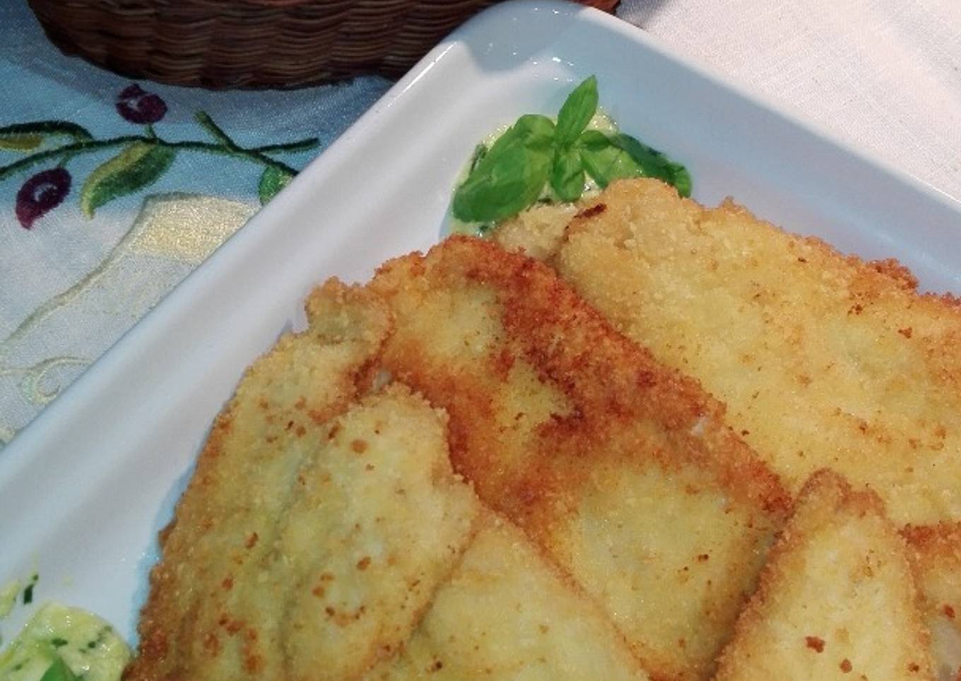 Pechugas de pollo al parmesano con salsa de mostaza y albahaca