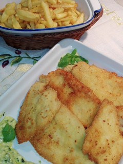 Una foto de Pechugas de pollo al parmesano con salsa de mostaza y albahaca